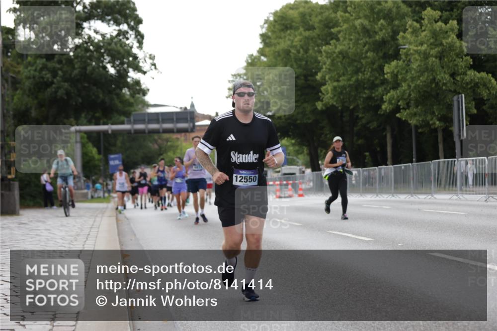 29.06.2025 - hella hamburg halbmarathon Jannik Wohlers http://msf.ph/oto/8141414 29.06.2025 10:06:42 Lombardsbrücke 4262, 5845, 5899, 6833, 7503, 8744, 10283, 11758, 12418, 12550, 16554, 17895, 18316 meine-sportfotos.de