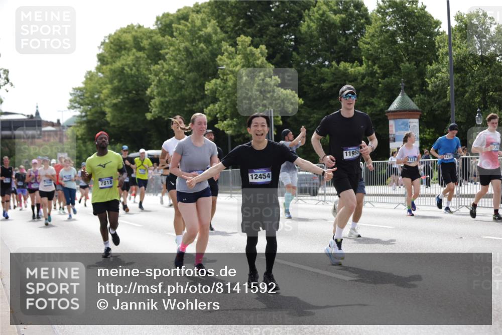 29.06.2025 - hella hamburg halbmarathon Jannik Wohlers http://msf.ph/oto/8141592 29.06.2025 10:43:48 Lombardsbrücke 1345, 1519, 1802, 1804, 2186, 2343, 2610, 2692, 3065, 3596, 4496, 4636, 4898, 5127, 5647, 5730, 5731, 5902, 5905, 7326, 7610, 7818, 7842, 8272, 8591, 8763, 8957, 9510, 10223, 11955, 12256, 12322, 12445, 12803, 12995, 13629, 13809, 13832, 13906, 13973, 13987, 14031, 14123, 14654, 14842, 14874, 15646, 15675, 16244, 17582, 17844 meine-sportfotos.de