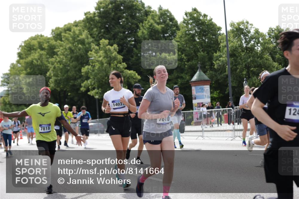 29.06.2025 - hella hamburg halbmarathon Jannik Wohlers http://msf.ph/oto/8141664 29.06.2025 10:43:49 Lombardsbrücke 1345, 1519, 1802, 1804, 2186, 2343, 2610, 2692, 3065, 3596, 4496, 4636, 4898, 5127, 5647, 5730, 5731, 5902, 5905, 7326, 7610, 7818, 7842, 8272, 8591, 8763, 8957, 9510, 10223, 11955, 12256, 12322, 12445, 12803, 12995, 13629, 13809, 13832, 13906, 13973, 13987, 14031, 14123, 14654, 14842, 14874, 15646, 15675, 16244, 16805, 17314, 17582, 17844 meine-sportfotos.de