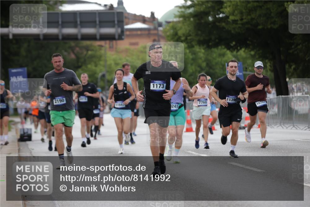 29.06.2025 - hella hamburg halbmarathon Jannik Wohlers http://msf.ph/oto/8141992 29.06.2025 10:07:13 Lombardsbrücke 1173, 1893, 2032, 2136, 2190, 3922, 4502, 4550, 5100, 6196, 7019, 7760, 9967, 10212, 10703, 11114, 11394, 11641, 12378, 15051, 15673, 16241, 16539, 17062, 18270, 18721, 19134 meine-sportfotos.de