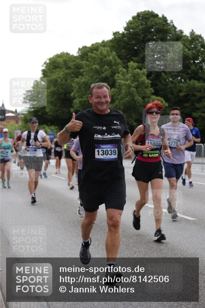 29.06.2025 - hella hamburg halbmarathon Jannik Wohlers http://msf.ph/oto/8142506 29.06.2025 10:44:33 Lombardsbrücke 1024, 1273, 1629, 1924, 2007, 2779, 3570, 4275, 5190, 6841, 6888, 7699, 7912, 8582, 8907, 9036, 9084, 9085, 10562, 10566, 10668, 10707, 11272, 12198, 12318, 12332, 12334, 12394, 13039, 13261, 13580, 14325, 14777, 15458, 15809, 16101, 16494, 16577, 16850, 17521, 18084, 18230, 18294 meine-sportfotos.de