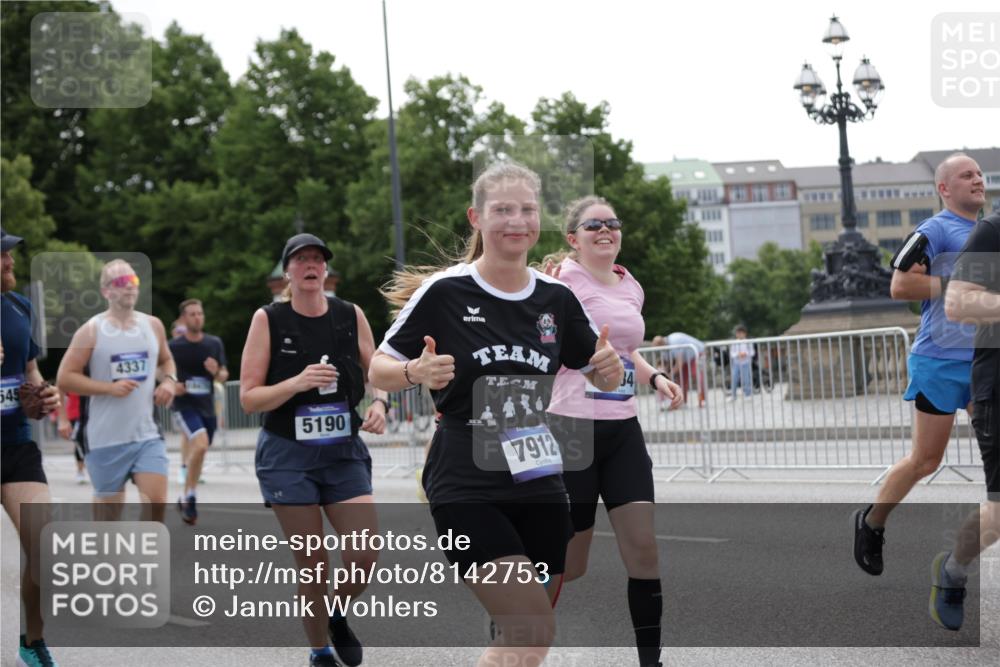 29.06.2025 - hella hamburg halbmarathon Jannik Wohlers http://msf.ph/oto/8142753 29.06.2025 10:44:45 Lombardsbrücke 1024, 1685, 1798, 2007, 2779, 3160, 3164, 3879, 3993, 4186, 4337, 4504, 4820, 4851, 5099, 5108, 5190, 5636, 6509, 6788, 6980, 7699, 7912, 8594, 8605, 8762, 8907, 10562, 10566, 10707, 11314, 11393, 12198, 12332, 12334, 12394, 12793, 12905, 13555, 13580, 14002, 14513, 14758, 14777, 15458, 15750, 15751, 15998, 16850, 17521, 18084, 18230, 18294 meine-sportfotos.de