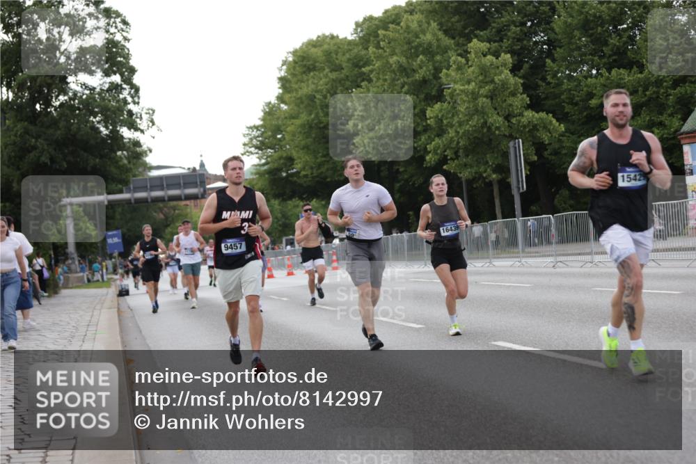 29.06.2025 - hella hamburg halbmarathon Jannik Wohlers http://msf.ph/oto/8142997 29.06.2025 10:07:58 Lombardsbrücke 2427, 5926, 6590, 7198, 7476, 9457, 9616, 9823, 10609, 10857, 11780, 12658, 13014, 14631, 14902, 14965, 15429, 16439 meine-sportfotos.de