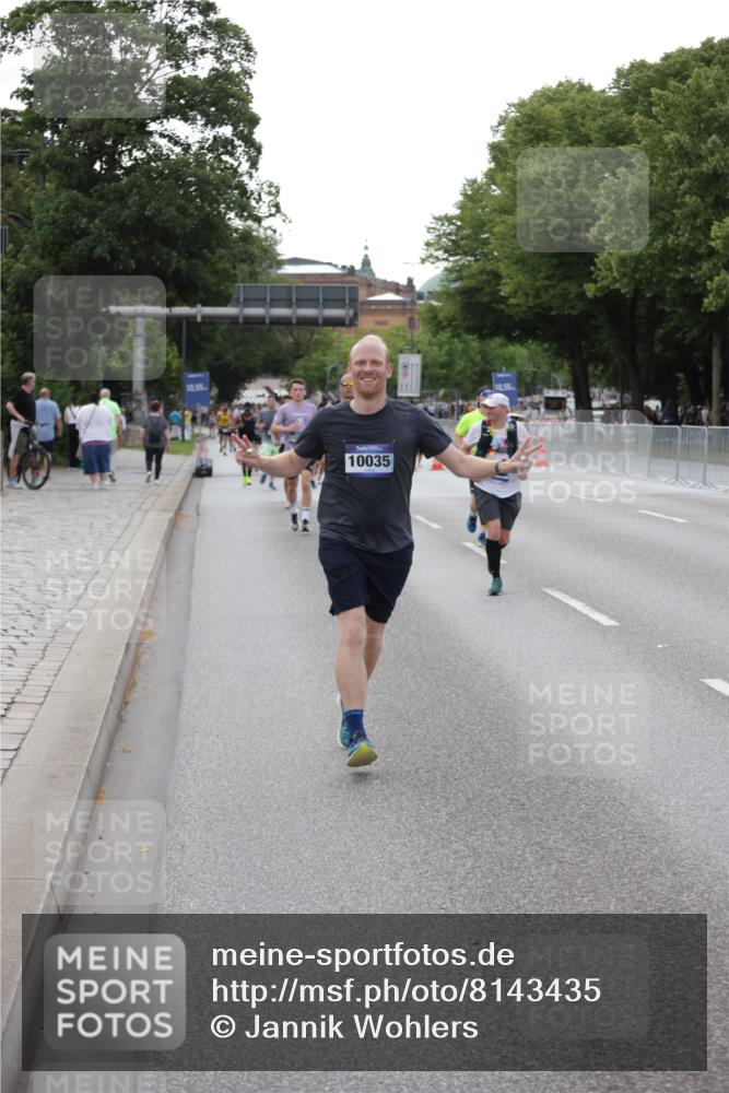 29.06.2025 - hella hamburg halbmarathon Jannik Wohlers http://msf.ph/oto/8143435 29.06.2025 10:08:19 Lombardsbrücke 1427, 3762, 5347, 6100, 9951, 9958, 10035, 10092, 11657, 11967, 12144, 13174, 15584 meine-sportfotos.de