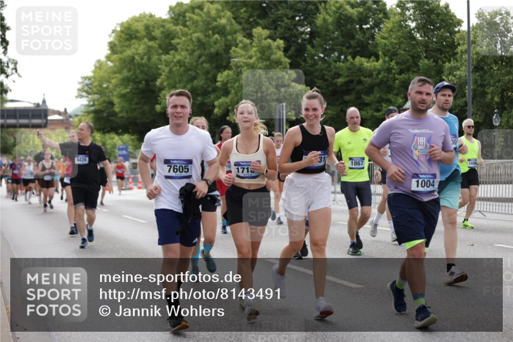 29.06.2025 - hella hamburg halbmarathon Jannik Wohlers http://msf.ph/oto/8143491 29.06.2025 10:45:38 Lombardsbrücke 1004, 1100, 1421, 1426, 1555, 1867, 1868, 2398, 2423, 2773, 2813, 2951, 2954, 3410, 4104, 4223, 4572, 5703, 5769, 5770, 5892, 6333, 6392, 7356, 7605, 7894, 9120, 9121, 9426, 9445, 10367, 10511, 10727, 10875, 11332, 11358, 11876, 14230, 14319, 14322, 14403, 14445, 14582, 15107, 16005, 16059, 16321, 16745, 16793, 17031, 17184, 17597, 17901, 18214, 18280, 18334 meine-sportfotos.de