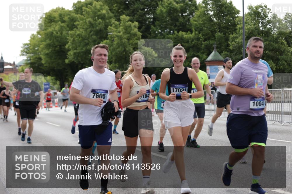 29.06.2025 - hella hamburg halbmarathon Jannik Wohlers http://msf.ph/oto/8143526 29.06.2025 10:45:38 Lombardsbrücke 1004, 1100, 1421, 1426, 1555, 1867, 1868, 2398, 2423, 2773, 2813, 2951, 2954, 3410, 4104, 4223, 4572, 5703, 5769, 5770, 5892, 6333, 6392, 7356, 7605, 7894, 9120, 9121, 9426, 9445, 10367, 10511, 10727, 10875, 11332, 11358, 11876, 14230, 14319, 14322, 14403, 14445, 14582, 15107, 16005, 16059, 16321, 16745, 16793, 17031, 17184, 17597, 17901, 18214, 18280, 18334 meine-sportfotos.de