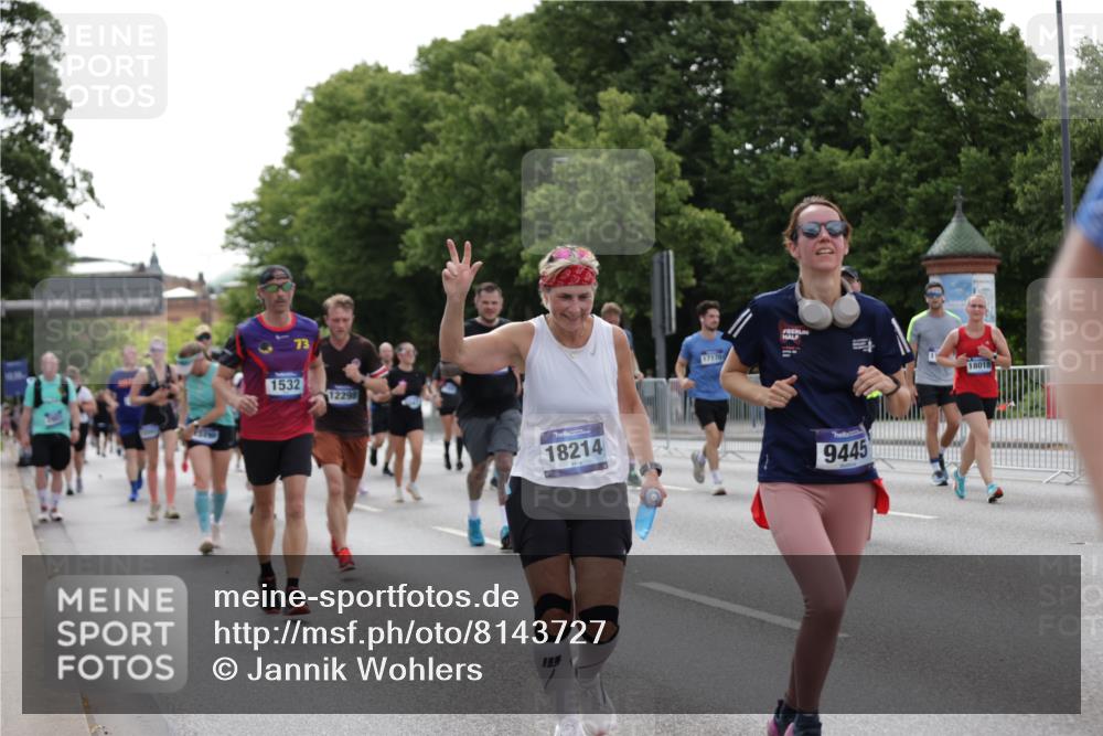29.06.2025 - hella hamburg halbmarathon Jannik Wohlers http://msf.ph/oto/8143727 29.06.2025 10:45:49 Lombardsbrücke 1429, 1465, 1532, 2423, 2500, 2773, 2813, 2951, 3410, 4119, 4223, 5697, 5703, 5769, 5770, 5854, 5892, 6068, 6392, 7364, 7368, 7374, 7894, 7960, 7983, 8047, 8700, 9129, 9337, 9426, 9445, 10153, 11358, 11361, 11876, 11910, 12298, 12333, 12507, 12522, 13122, 13499, 14319, 14322, 14403, 15107, 16005, 16745, 16793, 16912, 17170, 17704, 18018, 18214, 18334 meine-sportfotos.de