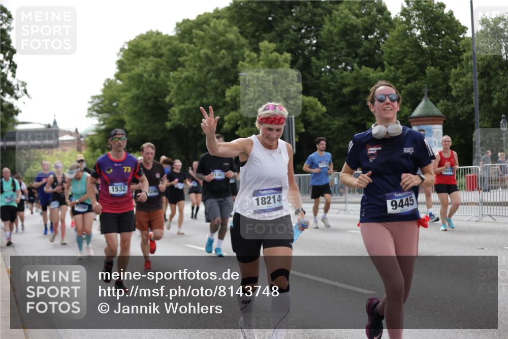 29.06.2025 - hella hamburg halbmarathon Jannik Wohlers http://msf.ph/oto/8143748 29.06.2025 10:45:49 Lombardsbrücke 1429, 1465, 1532, 2423, 2500, 2773, 2813, 2951, 3410, 4119, 4223, 5697, 5703, 5769, 5770, 5854, 5892, 6068, 6392, 7364, 7368, 7374, 7894, 7960, 7983, 8047, 8700, 9129, 9337, 9426, 9445, 10153, 11358, 11361, 11876, 11910, 12298, 12333, 12507, 12522, 13122, 13499, 14319, 14322, 14403, 15107, 16005, 16745, 16793, 16912, 17170, 17704, 18018, 18214, 18334 meine-sportfotos.de
