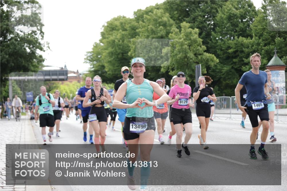 29.06.2025 - hella hamburg halbmarathon Jannik Wohlers http://msf.ph/oto/8143813 29.06.2025 10:45:53 Lombardsbrücke 1429, 1465, 1532, 2423, 2500, 2773, 2813, 2951, 3410, 4119, 4448, 5697, 5854, 6068, 6392, 7364, 7368, 7374, 7960, 7983, 8047, 8700, 9129, 9337, 9445, 10153, 11361, 11876, 11910, 12298, 12333, 12507, 12522, 13122, 13213, 13499, 14250, 15683, 16717, 16745, 16912, 17006, 17170, 17704, 17936, 18018, 18214, 18334 meine-sportfotos.de