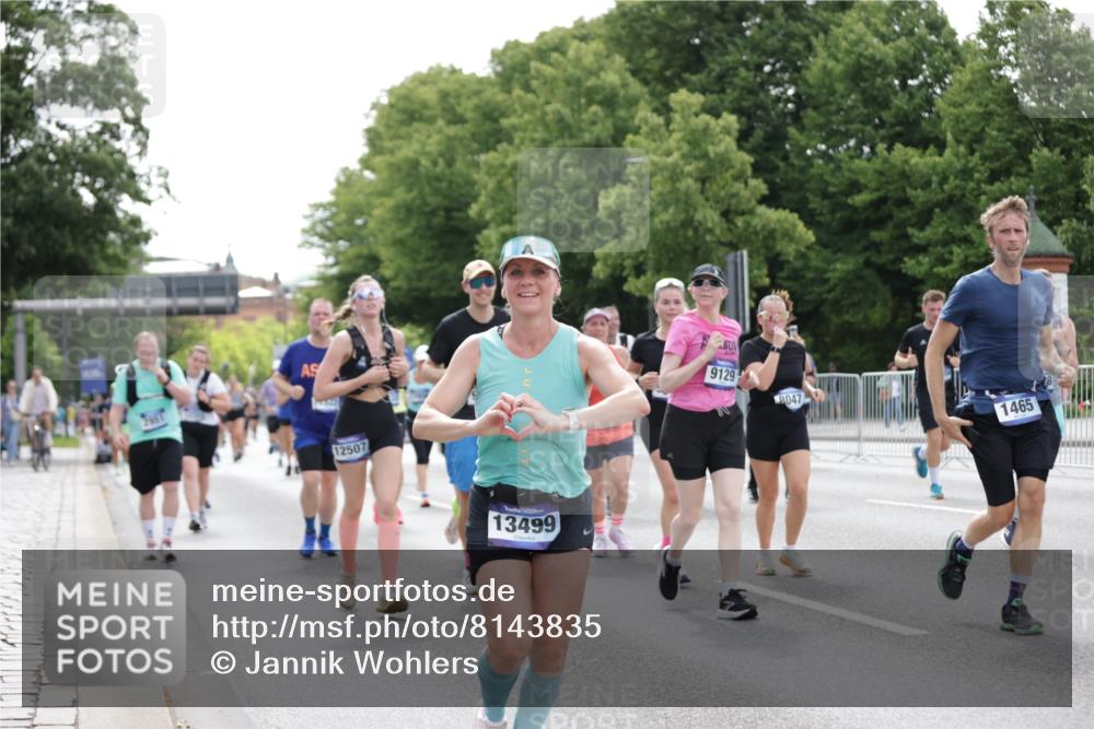 29.06.2025 - hella hamburg halbmarathon Jannik Wohlers http://msf.ph/oto/8143835 29.06.2025 10:45:54 Lombardsbrücke 1429, 1465, 1532, 1608, 2423, 2500, 2773, 2813, 2951, 3410, 4119, 4448, 5697, 5854, 6068, 6392, 7364, 7368, 7374, 7960, 7983, 8047, 8700, 9129, 9337, 9445, 10153, 11361, 11876, 11910, 12298, 12333, 12507, 12522, 13076, 13122, 13213, 13499, 14250, 15683, 16717, 16745, 16912, 17006, 17170, 17704, 17936, 18018, 18214, 18334 meine-sportfotos.de