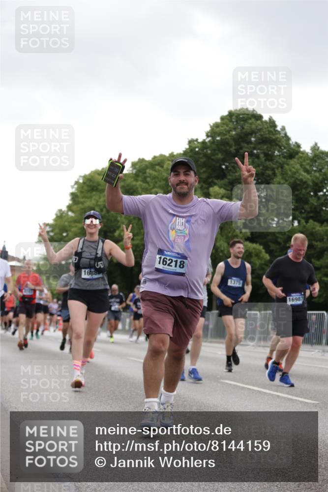 29.06.2025 - hella hamburg halbmarathon Jannik Wohlers http://msf.ph/oto/8144159 29.06.2025 10:46:15 Lombardsbrücke 1371, 1375, 1608, 1837, 1999, 2162, 2697, 3277, 3406, 3407, 3469, 3734, 4202, 4296, 4342, 4355, 4604, 5700, 6124, 6161, 6740, 7303, 7412, 7767, 7827, 8477, 8551, 9243, 9691, 10230, 10591, 13076, 13449, 13969, 14011, 14261, 14473, 15305, 15852, 16218, 16882, 16987, 17419, 17459, 17633, 18458, 18881, 18924 meine-sportfotos.de