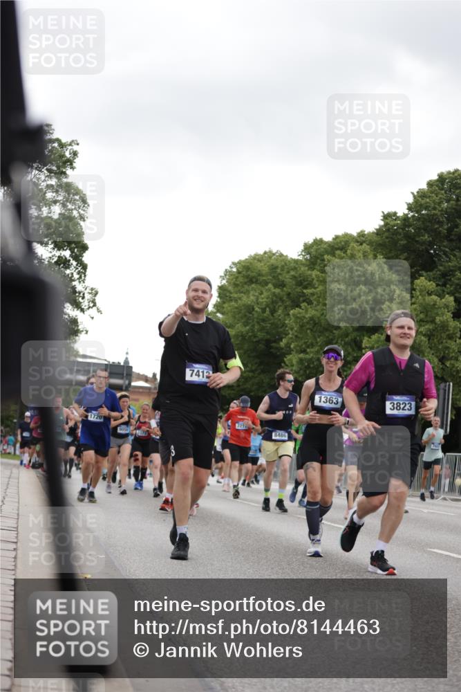 29.06.2025 - hella hamburg halbmarathon Jannik Wohlers http://msf.ph/oto/8144463 29.06.2025 10:46:28 Lombardsbrücke 1073, 1286, 1363, 1371, 1375, 1720, 1999, 2162, 2211, 2320, 2327, 2556, 2665, 2981, 3277, 3406, 3407, 3734, 3823, 4202, 4296, 4342, 5111, 5114, 5700, 5796, 5953, 6496, 6740, 7412, 7827, 8486, 8553, 8684, 9050, 9092, 9139, 9243, 9743, 9758, 9949, 10514, 10515, 10591, 11618, 12140, 12258, 13195, 13756, 13757, 13885, 14011, 14181, 14680, 14891, 15806, 16987, 17288, 17459, 18315, 18403, 18881, 18924, 18950 meine-sportfotos.de