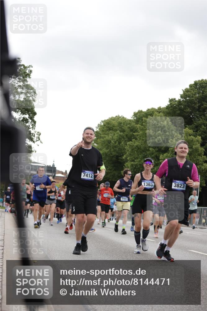 29.06.2025 - hella hamburg halbmarathon Jannik Wohlers http://msf.ph/oto/8144471 29.06.2025 10:46:28 Lombardsbrücke 1073, 1286, 1363, 1371, 1375, 1720, 1999, 2162, 2211, 2320, 2327, 2556, 2665, 2981, 3277, 3406, 3407, 3734, 3823, 4202, 4296, 4342, 5111, 5114, 5700, 5796, 5953, 6496, 6740, 7412, 7827, 8486, 8553, 8684, 9050, 9092, 9139, 9243, 9743, 9758, 9949, 10514, 10515, 10591, 11618, 12140, 12258, 13195, 13756, 13757, 13885, 14011, 14181, 14680, 14891, 15806, 16987, 17288, 17459, 18315, 18403, 18881, 18924, 18950 meine-sportfotos.de