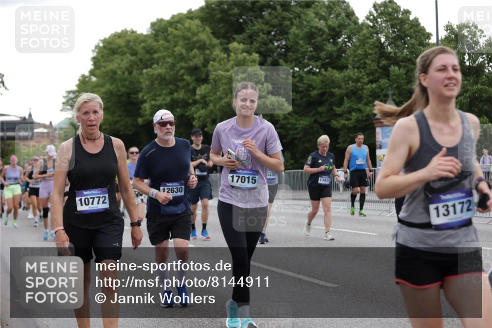 29.06.2025 - hella hamburg halbmarathon Jannik Wohlers http://msf.ph/oto/8144911 29.06.2025 10:46:49 Lombardsbrücke 1185, 1463, 1523, 1593, 1607, 1704, 1961, 2327, 2537, 2555, 4184, 4239, 4325, 4483, 4806, 4895, 6485, 6496, 6879, 6995, 7073, 7430, 7431, 7630, 7631, 8105, 8131, 8706, 8915, 8953, 8967, 9018, 9273, 9557, 9774, 9949, 10903, 11378, 11621, 12538, 12630, 12989, 13172, 13349, 13430, 13431, 13819, 14370, 14441, 15806, 15865, 16077, 16337, 16552, 16684, 16836, 17015, 17356, 18147, 18258, 18654, 18674, 18753, 18781 meine-sportfotos.de