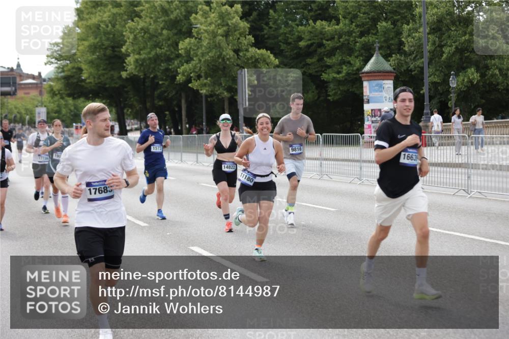 29.06.2025 - hella hamburg halbmarathon Jannik Wohlers http://msf.ph/oto/8144987 29.06.2025 10:09:56 Lombardsbrücke 1573, 5182, 5440, 7042, 7333, 7636, 7685, 8219, 8890, 9816, 11027, 11180, 13797, 14822, 15409, 16166, 16639, 16872, 17148, 17730, 19023 meine-sportfotos.de