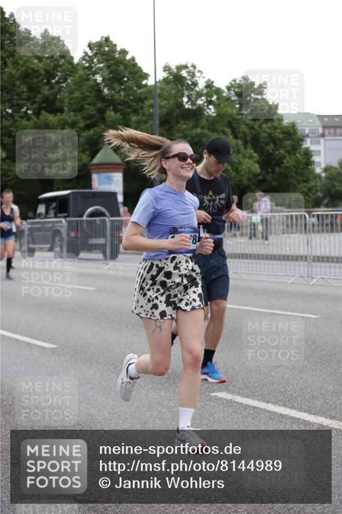 29.06.2025 - hella hamburg halbmarathon Jannik Wohlers http://msf.ph/oto/8144989 29.06.2025 10:46:53 Lombardsbrücke 1185, 1463, 1523, 1607, 1704, 2148, 2537, 2555, 2994, 4184, 4325, 4483, 4806, 4895, 5895, 6255, 6256, 6879, 6995, 7430, 7431, 7630, 7631, 8105, 8131, 8706, 8915, 8953, 9018, 9273, 9557, 9774, 10075, 10903, 11276, 11378, 11621, 12538, 12989, 13172, 13349, 13430, 13431, 13806, 13819, 13830, 13898, 14370, 14441, 14516, 15865, 16077, 16337, 16552, 16684, 16836, 17015, 17122, 17514, 18147, 18258, 18674, 18753, 18781, 18852, 18858 meine-sportfotos.de