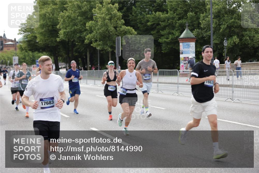 29.06.2025 - hella hamburg halbmarathon Jannik Wohlers http://msf.ph/oto/8144990 29.06.2025 10:09:56 Lombardsbrücke 1573, 5182, 5440, 7042, 7333, 7636, 7685, 8219, 8890, 9816, 11027, 11180, 13797, 14822, 15409, 16166, 16639, 16872, 17148, 17730, 19023 meine-sportfotos.de