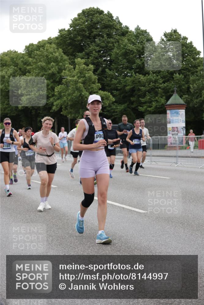 29.06.2025 - hella hamburg halbmarathon Jannik Wohlers http://msf.ph/oto/8144997 29.06.2025 10:46:53 Lombardsbrücke 1185, 1463, 1523, 1607, 1704, 2148, 2537, 2555, 2994, 4184, 4325, 4483, 4806, 4895, 5895, 6255, 6256, 6879, 6995, 7430, 7431, 7630, 7631, 8105, 8131, 8706, 8915, 8953, 9018, 9273, 9557, 9774, 10075, 10903, 11276, 11378, 11621, 12538, 12989, 13172, 13349, 13430, 13431, 13806, 13819, 13830, 13898, 14370, 14441, 14516, 15865, 16077, 16337, 16552, 16684, 16836, 17015, 17122, 17514, 18147, 18258, 18674, 18753, 18781, 18852, 18858 meine-sportfotos.de