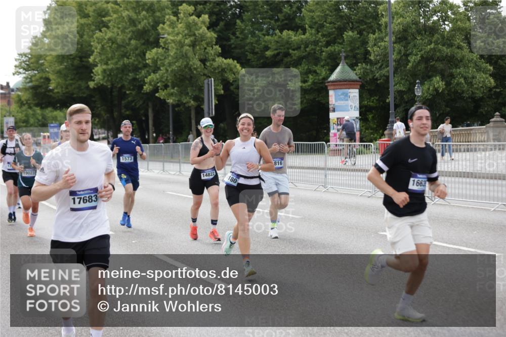 29.06.2025 - hella hamburg halbmarathon Jannik Wohlers http://msf.ph/oto/8145003 29.06.2025 10:09:56 Lombardsbrücke 1573, 5182, 5440, 7042, 7333, 7636, 7685, 8219, 8890, 9816, 11027, 11180, 13797, 14822, 15409, 16166, 16639, 16872, 17148, 17730, 19023 meine-sportfotos.de