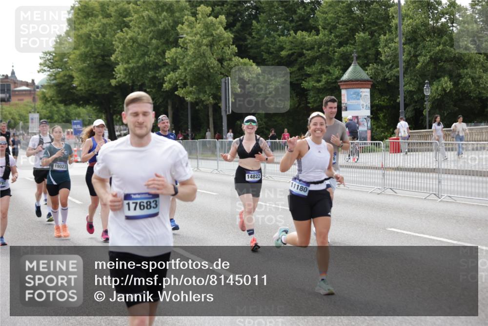 29.06.2025 - hella hamburg halbmarathon Jannik Wohlers http://msf.ph/oto/8145011 29.06.2025 10:09:56 Lombardsbrücke 1573, 5182, 5440, 7042, 7333, 7636, 7685, 8219, 8890, 9816, 11027, 11180, 13797, 14822, 15409, 16166, 16639, 16872, 17148, 17730, 19023 meine-sportfotos.de