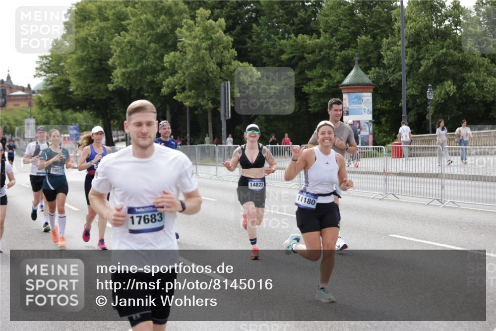 29.06.2025 - hella hamburg halbmarathon Jannik Wohlers http://msf.ph/oto/8145016 29.06.2025 10:09:56 Lombardsbrücke 1573, 5182, 5440, 7042, 7333, 7636, 7685, 8219, 8890, 9816, 11027, 11180, 13797, 14822, 15409, 16166, 16639, 16872, 17148, 17730, 19023 meine-sportfotos.de