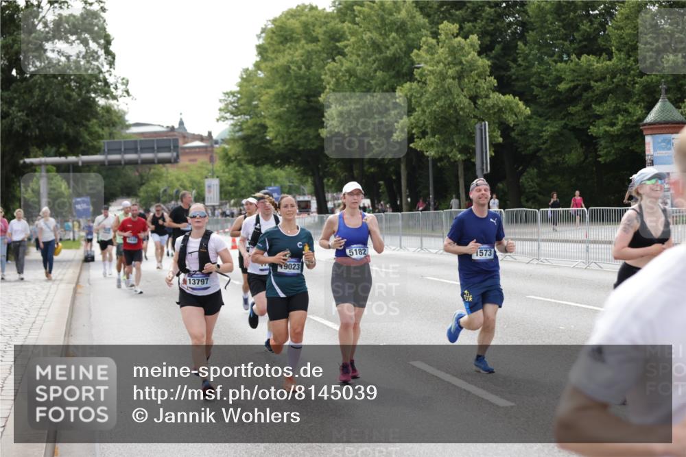 29.06.2025 - hella hamburg halbmarathon Jannik Wohlers http://msf.ph/oto/8145039 29.06.2025 10:09:57 Lombardsbrücke 1573, 5182, 5440, 7042, 7333, 7636, 7685, 8219, 8890, 9816, 11180, 12008, 13797, 14679, 14822, 15409, 16166, 16639, 16872, 17148, 17730, 19023 meine-sportfotos.de