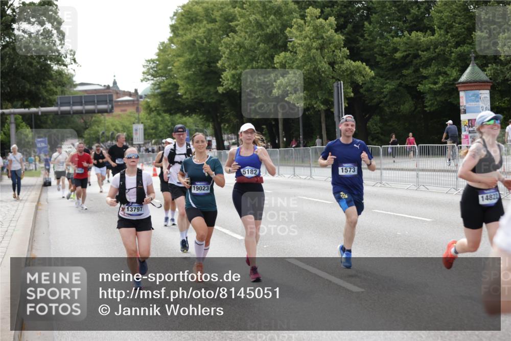 29.06.2025 - hella hamburg halbmarathon Jannik Wohlers http://msf.ph/oto/8145051 29.06.2025 10:09:57 Lombardsbrücke 1573, 5182, 5440, 7042, 7333, 7636, 7685, 8219, 8890, 9816, 11180, 12008, 13797, 14679, 14822, 15409, 16166, 16639, 16872, 17148, 17730, 19023 meine-sportfotos.de