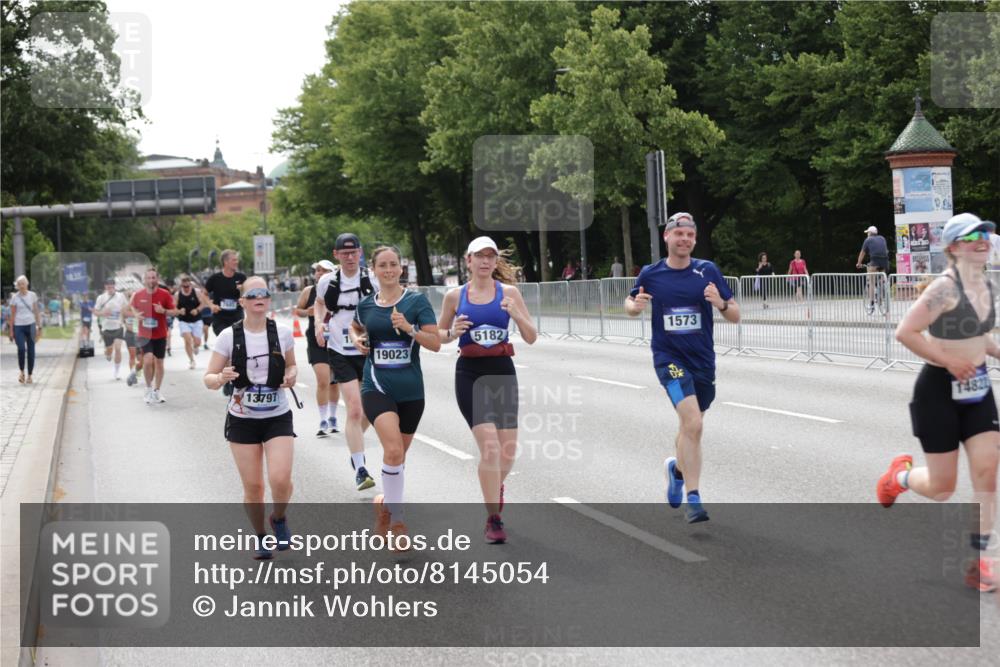 29.06.2025 - hella hamburg halbmarathon Jannik Wohlers http://msf.ph/oto/8145054 29.06.2025 10:09:57 Lombardsbrücke 1573, 5182, 5440, 7042, 7333, 7636, 7685, 8219, 8890, 9816, 11180, 12008, 13797, 14679, 14822, 15409, 16166, 16639, 16872, 17148, 17730, 19023 meine-sportfotos.de