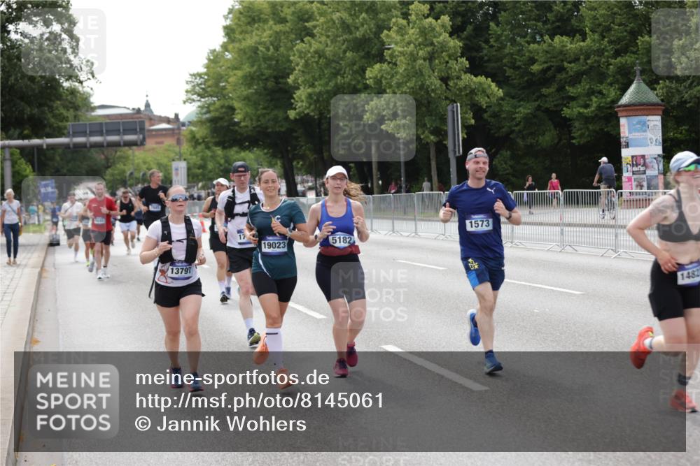 29.06.2025 - hella hamburg halbmarathon Jannik Wohlers http://msf.ph/oto/8145061 29.06.2025 10:09:57 Lombardsbrücke 1573, 5182, 5440, 7042, 7333, 7636, 7685, 8219, 8890, 9816, 11180, 12008, 13797, 14679, 14822, 15409, 16166, 16639, 16872, 17148, 17730, 19023 meine-sportfotos.de