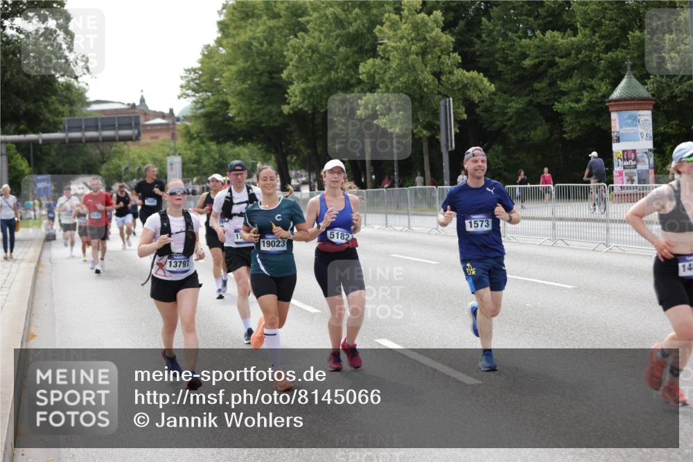 29.06.2025 - hella hamburg halbmarathon Jannik Wohlers http://msf.ph/oto/8145066 29.06.2025 10:09:57 Lombardsbrücke 1573, 5182, 5440, 7042, 7333, 7636, 7685, 8219, 8890, 9816, 11180, 12008, 13797, 14679, 14822, 15409, 16166, 16639, 16872, 17148, 17730, 19023 meine-sportfotos.de