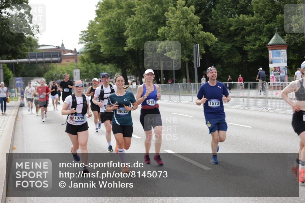 29.06.2025 - hella hamburg halbmarathon Jannik Wohlers http://msf.ph/oto/8145073 29.06.2025 10:09:57 Lombardsbrücke 1573, 5182, 5440, 7042, 7333, 7636, 7685, 8219, 8890, 9816, 11180, 12008, 13797, 14679, 14822, 15409, 16166, 16639, 16872, 17148, 17730, 19023 meine-sportfotos.de