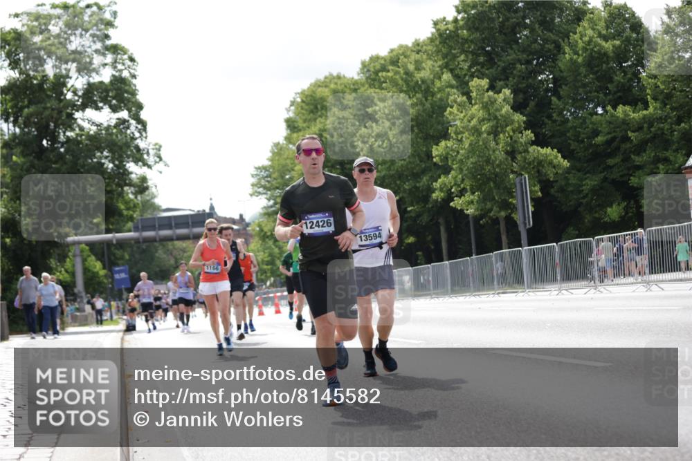 29.06.2025 - hella hamburg halbmarathon Jannik Wohlers http://msf.ph/oto/8145582 29.06.2025 10:10:27 Lombardsbrücke 1166, 1186, 1781, 4389, 5990, 5991, 7370, 9169, 9829, 11355, 12426, 12556, 12790, 13588, 13594, 14270, 15214, 16808, 17532, 18949 meine-sportfotos.de