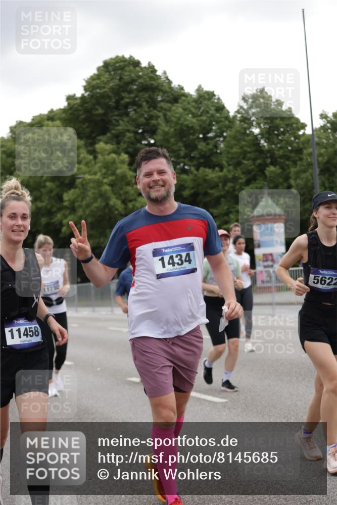 29.06.2025 - hella hamburg halbmarathon Jannik Wohlers http://msf.ph/oto/8145685 29.06.2025 10:47:11 Lombardsbrücke 1045, 1434, 2148, 2407, 2704, 2790, 2882, 2994, 3339, 4037, 4423, 4974, 4975, 5621, 5622, 5895, 6255, 6256, 7403, 7970, 8270, 8550, 9687, 9969, 9972, 10075, 10206, 10991, 11276, 11351, 11458, 11730, 11738, 11802, 12431, 12432, 13737, 13806, 13830, 13898, 13909, 14197, 14516, 14517, 15413, 15543, 16018, 16305, 16686, 17122, 17216, 17514, 18415, 18474, 18623, 18852, 18858 meine-sportfotos.de