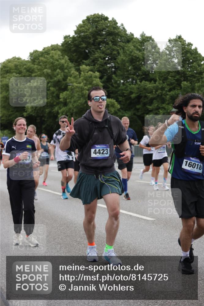 29.06.2025 - hella hamburg halbmarathon Jannik Wohlers http://msf.ph/oto/8145725 29.06.2025 10:47:16 Lombardsbrücke 1045, 1246, 1434, 1618, 1639, 1926, 2407, 2491, 2704, 2790, 2882, 3339, 4037, 4423, 5621, 5622, 7403, 7970, 8270, 8550, 9687, 10206, 10658, 10991, 11351, 11458, 11730, 11738, 11802, 11909, 12412, 12431, 12432, 12582, 13399, 13737, 13909, 14197, 15030, 15543, 15688, 16018, 16305, 16686, 17216, 18415, 18474, 18623 meine-sportfotos.de