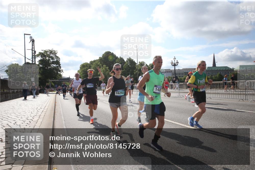29.06.2025 - hella hamburg halbmarathon Jannik Wohlers http://msf.ph/oto/8145728 29.06.2025 09:58:33 Lombardsbrücke 1410, 1485, 1715, 1719, 1946, 1951, 1972, 2840, 3037, 3334, 3952, 5077, 5391, 6294, 6399, 6629, 6657, 7082, 7232, 7369, 7732, 8068, 8322, 8639, 8721, 8798, 9655, 9727, 9770, 10488, 11212, 11542, 11589, 11604, 11612, 11976, 12135, 12527, 13397, 13654, 13997, 14355, 14363, 14702, 15407, 15446, 15497, 15516, 16292, 16467, 17181, 17383, 17491, 17828, 18000, 18133, 18181, 18308, 18340, 18746, 18835, 19152 meine-sportfotos.de