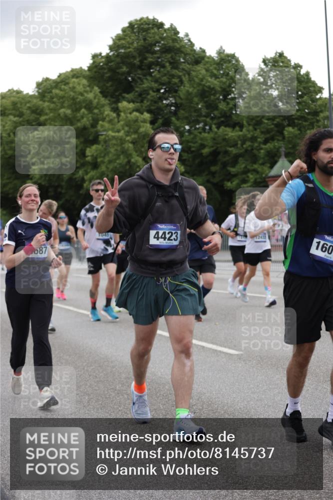 29.06.2025 - hella hamburg halbmarathon Jannik Wohlers http://msf.ph/oto/8145737 29.06.2025 10:47:16 Lombardsbrücke 1045, 1246, 1434, 1618, 1639, 1926, 2407, 2491, 2704, 2790, 2882, 3339, 4037, 4423, 5621, 5622, 7403, 7970, 8270, 8550, 9687, 10206, 10658, 10991, 11351, 11458, 11730, 11738, 11802, 11909, 12412, 12431, 12432, 12582, 13399, 13737, 13909, 14197, 15030, 15543, 15688, 16018, 16305, 16686, 17216, 18415, 18474, 18623 meine-sportfotos.de