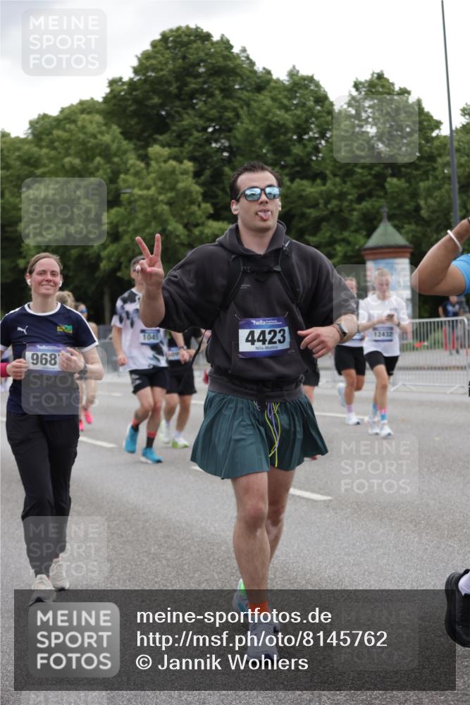 29.06.2025 - hella hamburg halbmarathon Jannik Wohlers http://msf.ph/oto/8145762 29.06.2025 10:47:16 Lombardsbrücke 1045, 1246, 1434, 1618, 1639, 1926, 2407, 2491, 2704, 2790, 2882, 3339, 4037, 4423, 5621, 5622, 7403, 7970, 8270, 8550, 9687, 10206, 10658, 10991, 11351, 11458, 11730, 11738, 11802, 11909, 12412, 12431, 12432, 12582, 13399, 13737, 13909, 14197, 15030, 15543, 15688, 16018, 16305, 16686, 17216, 18415, 18474, 18623 meine-sportfotos.de