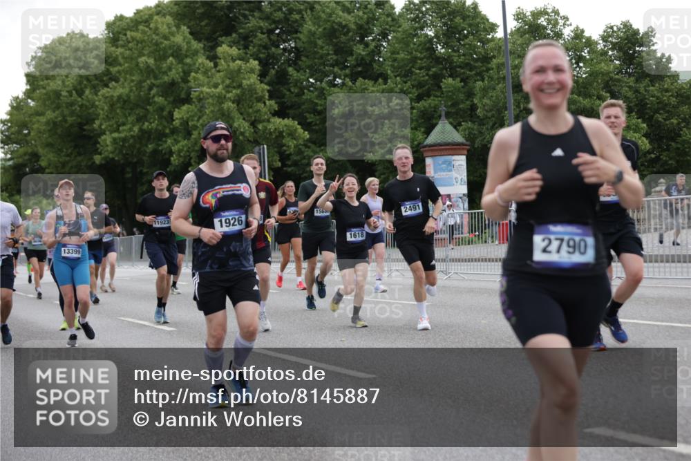 29.06.2025 - hella hamburg halbmarathon Jannik Wohlers http://msf.ph/oto/8145887 29.06.2025 10:47:23 Lombardsbrücke 1045, 1246, 1392, 1618, 1639, 1926, 2197, 2491, 2545, 2704, 2790, 2882, 3049, 4423, 4856, 5886, 7427, 7970, 8077, 8310, 8550, 8774, 9687, 9696, 9697, 10658, 10991, 11802, 11909, 11923, 12412, 12431, 12432, 12582, 13399, 14222, 14800, 15030, 15541, 15543, 15688, 15730, 16018, 16305, 16356, 16686, 18474, 18623, 19062 meine-sportfotos.de