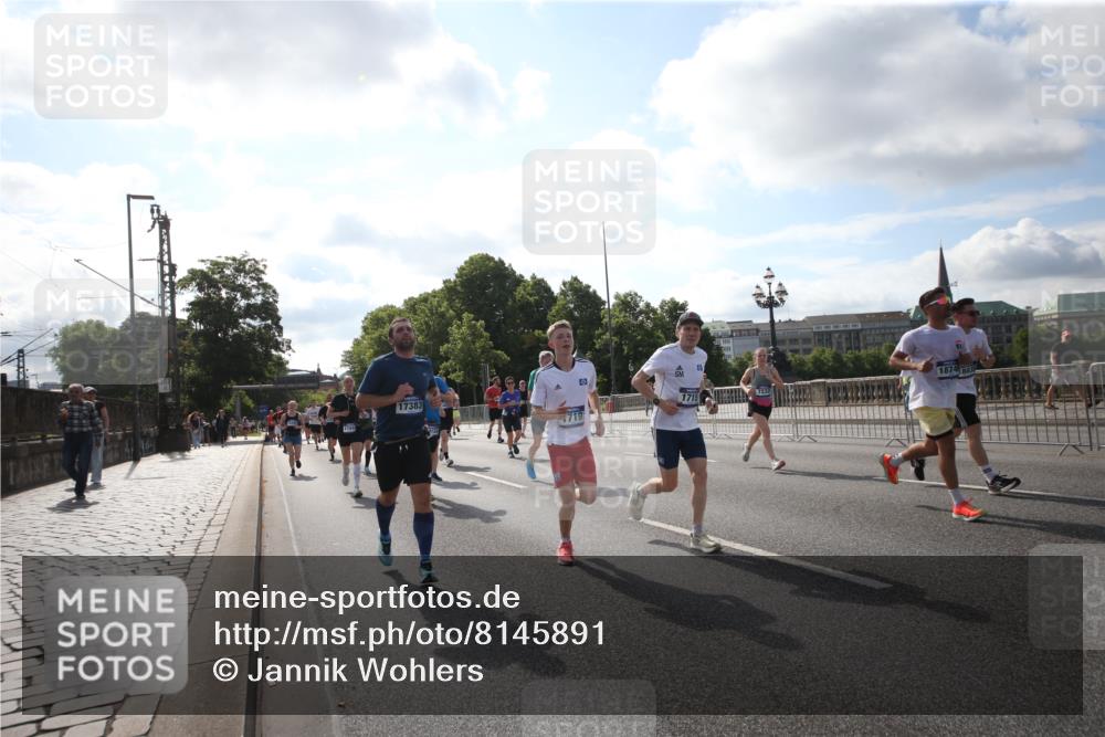 29.06.2025 - hella hamburg halbmarathon Jannik Wohlers http://msf.ph/oto/8145891 29.06.2025 09:58:38 Lombardsbrücke 1410, 1485, 1506, 1715, 1719, 1972, 2741, 2911, 3037, 3334, 3715, 5391, 5420, 6390, 6399, 6629, 7033, 7232, 7732, 7864, 8068, 8721, 8772, 8798, 9655, 9727, 9770, 9884, 10488, 11041, 11542, 11588, 11589, 11604, 11612, 12135, 12495, 12527, 13654, 13869, 13997, 15407, 15446, 15497, 15516, 16292, 16467, 17383, 17828, 18000, 18133, 18181, 18308, 18340, 18746, 18835, 19047, 19152 meine-sportfotos.de