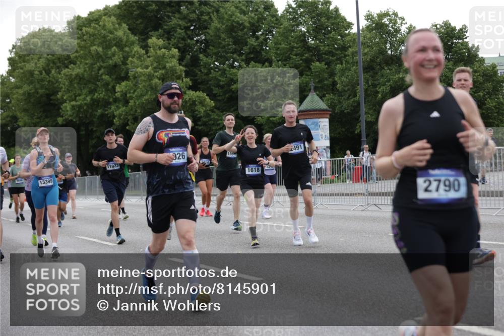29.06.2025 - hella hamburg halbmarathon Jannik Wohlers http://msf.ph/oto/8145901 29.06.2025 10:47:23 Lombardsbrücke 1045, 1246, 1392, 1618, 1639, 1926, 2197, 2491, 2545, 2704, 2790, 2882, 3049, 4423, 4856, 5886, 7427, 7970, 8077, 8310, 8550, 8774, 9687, 9696, 9697, 10658, 10991, 11802, 11909, 11923, 12412, 12431, 12432, 12582, 13399, 14222, 14800, 15030, 15541, 15543, 15688, 15730, 16018, 16305, 16356, 16686, 18474, 18623, 19062 meine-sportfotos.de