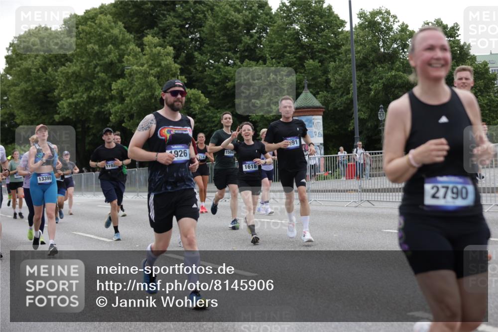 29.06.2025 - hella hamburg halbmarathon Jannik Wohlers http://msf.ph/oto/8145906 29.06.2025 10:47:23 Lombardsbrücke 1045, 1246, 1392, 1618, 1639, 1926, 2197, 2491, 2545, 2704, 2790, 2882, 3049, 4423, 4856, 5886, 7427, 7970, 8077, 8310, 8550, 8774, 9687, 9696, 9697, 10658, 10991, 11802, 11909, 11923, 12412, 12431, 12432, 12582, 13399, 14222, 14800, 15030, 15541, 15543, 15688, 15730, 16018, 16305, 16356, 16686, 18474, 18623, 19062 meine-sportfotos.de
