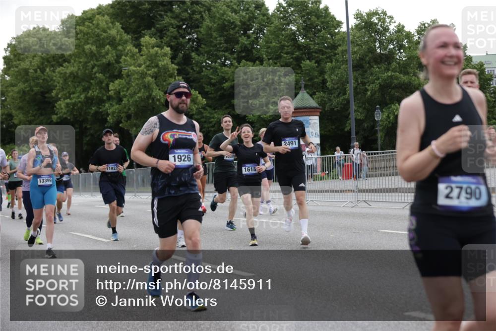 29.06.2025 - hella hamburg halbmarathon Jannik Wohlers http://msf.ph/oto/8145911 29.06.2025 10:47:23 Lombardsbrücke 1045, 1246, 1392, 1618, 1639, 1926, 2197, 2491, 2545, 2704, 2790, 2882, 3049, 4423, 4856, 5886, 7427, 7970, 8077, 8310, 8550, 8774, 9687, 9696, 9697, 10658, 10991, 11802, 11909, 11923, 12412, 12431, 12432, 12582, 13399, 14222, 14800, 15030, 15541, 15543, 15688, 15730, 16018, 16305, 16356, 16686, 18474, 18623, 19062 meine-sportfotos.de