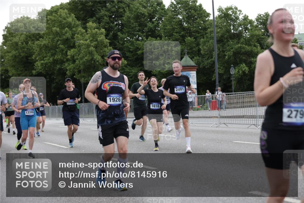 29.06.2025 - hella hamburg halbmarathon Jannik Wohlers http://msf.ph/oto/8145916 29.06.2025 10:47:23 Lombardsbrücke 1045, 1246, 1392, 1618, 1639, 1926, 2197, 2491, 2545, 2704, 2790, 2882, 3049, 4423, 4856, 5886, 7427, 7970, 8077, 8310, 8550, 8774, 9687, 9696, 9697, 10658, 10991, 11802, 11909, 11923, 12412, 12431, 12432, 12582, 13399, 14222, 14800, 15030, 15541, 15543, 15688, 15730, 16018, 16305, 16356, 16686, 18474, 18623, 19062 meine-sportfotos.de