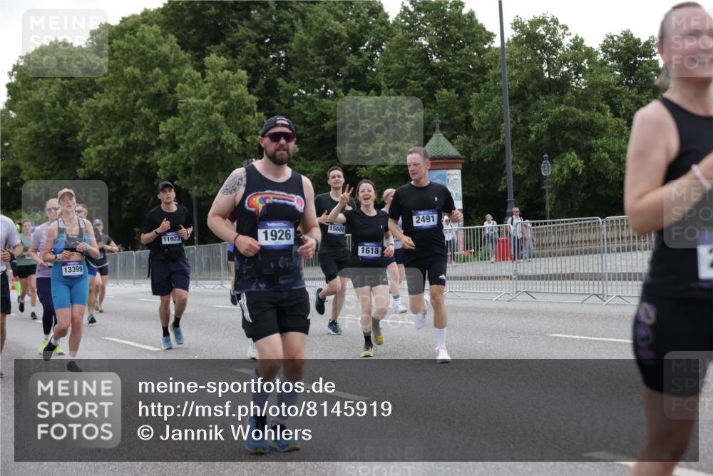 29.06.2025 - hella hamburg halbmarathon Jannik Wohlers http://msf.ph/oto/8145919 29.06.2025 10:47:23 Lombardsbrücke 1045, 1246, 1392, 1618, 1639, 1926, 2197, 2491, 2545, 2704, 2790, 2882, 3049, 4423, 4856, 5886, 7427, 7970, 8077, 8310, 8550, 8774, 9687, 9696, 9697, 10658, 10991, 11802, 11909, 11923, 12412, 12431, 12432, 12582, 13399, 14222, 14800, 15030, 15541, 15543, 15688, 15730, 16018, 16305, 16356, 16686, 18474, 18623, 19062 meine-sportfotos.de