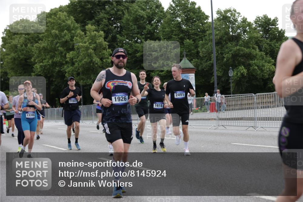 29.06.2025 - hella hamburg halbmarathon Jannik Wohlers http://msf.ph/oto/8145924 29.06.2025 10:47:23 Lombardsbrücke 1045, 1246, 1392, 1618, 1639, 1926, 2197, 2491, 2545, 2704, 2790, 2882, 3049, 4423, 4856, 5886, 7427, 7970, 8077, 8310, 8550, 8774, 9687, 9696, 9697, 10658, 10991, 11802, 11909, 11923, 12412, 12431, 12432, 12582, 13399, 14222, 14800, 15030, 15541, 15543, 15688, 15730, 16018, 16305, 16356, 16686, 18474, 18623, 19062 meine-sportfotos.de