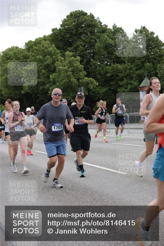 29.06.2025 - hella hamburg halbmarathon Jannik Wohlers http://msf.ph/oto/8146415 29.06.2025 10:47:42 Lombardsbrücke 1157, 1174, 1175, 1392, 1645, 1701, 2037, 2163, 2197, 2418, 2650, 2756, 2958, 3468, 3504, 3679, 3933, 4327, 4588, 4856, 5585, 5952, 7240, 7393, 7394, 7916, 8521, 8774, 9356, 9921, 10145, 10777, 10794, 11548, 11742, 11781, 12104, 12157, 12480, 12932, 13377, 13529, 13675, 13861, 14050, 15357, 15541, 15730, 15743, 16141, 16722, 17325, 17339, 17562, 17563, 17957, 18001, 18248, 18262, 18352, 18480, 19101 meine-sportfotos.de