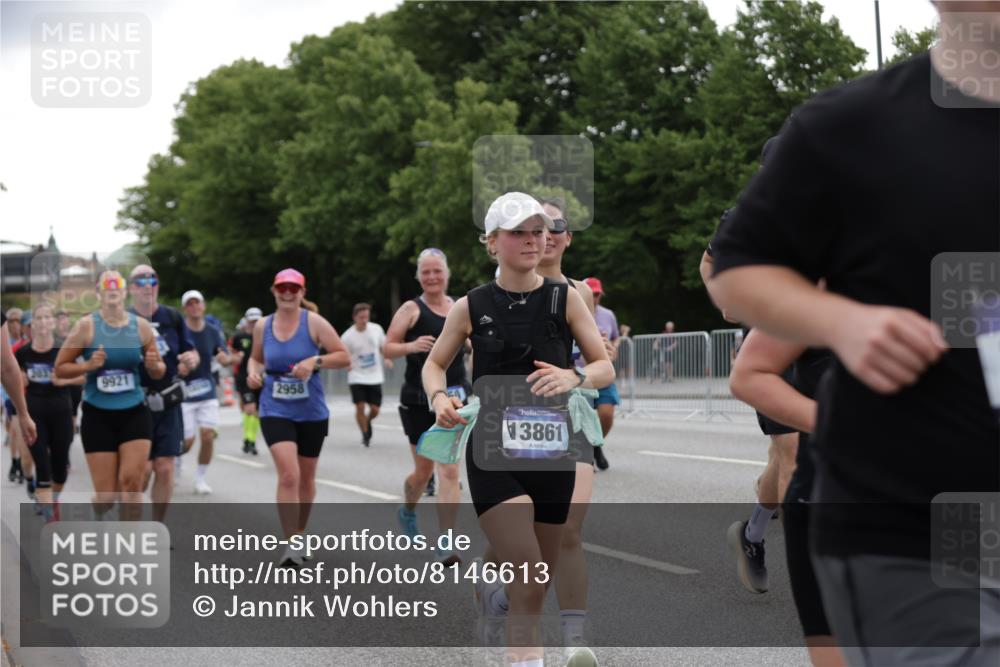 29.06.2025 - hella hamburg halbmarathon Jannik Wohlers http://msf.ph/oto/8146613 29.06.2025 10:47:49 Lombardsbrücke 1157, 1174, 1175, 1645, 1701, 2037, 2163, 2418, 2650, 2756, 2958, 3320, 3468, 3504, 3679, 3933, 4327, 4588, 5585, 5781, 5952, 6143, 7393, 7394, 7532, 8521, 8948, 9775, 9921, 10145, 10777, 10794, 11548, 11742, 11781, 12104, 12192, 12439, 12932, 13377, 13529, 13675, 13861, 14050, 15357, 15743, 16141, 16368, 16722, 16965, 17325, 17339, 17957, 18001, 18248, 18262, 18352, 18480, 19101 meine-sportfotos.de