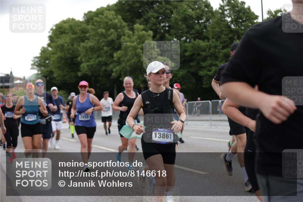 29.06.2025 - hella hamburg halbmarathon Jannik Wohlers http://msf.ph/oto/8146618 29.06.2025 10:47:49 Lombardsbrücke 1157, 1174, 1175, 1645, 1701, 2037, 2163, 2418, 2650, 2756, 2958, 3320, 3468, 3504, 3679, 3933, 4327, 4588, 5585, 5781, 5952, 6143, 7393, 7394, 7532, 8521, 8948, 9775, 9921, 10145, 10777, 10794, 11548, 11742, 11781, 12104, 12192, 12439, 12932, 13377, 13529, 13675, 13861, 14050, 15357, 15743, 16141, 16368, 16722, 16965, 17325, 17339, 17957, 18001, 18248, 18262, 18352, 18480, 19101 meine-sportfotos.de
