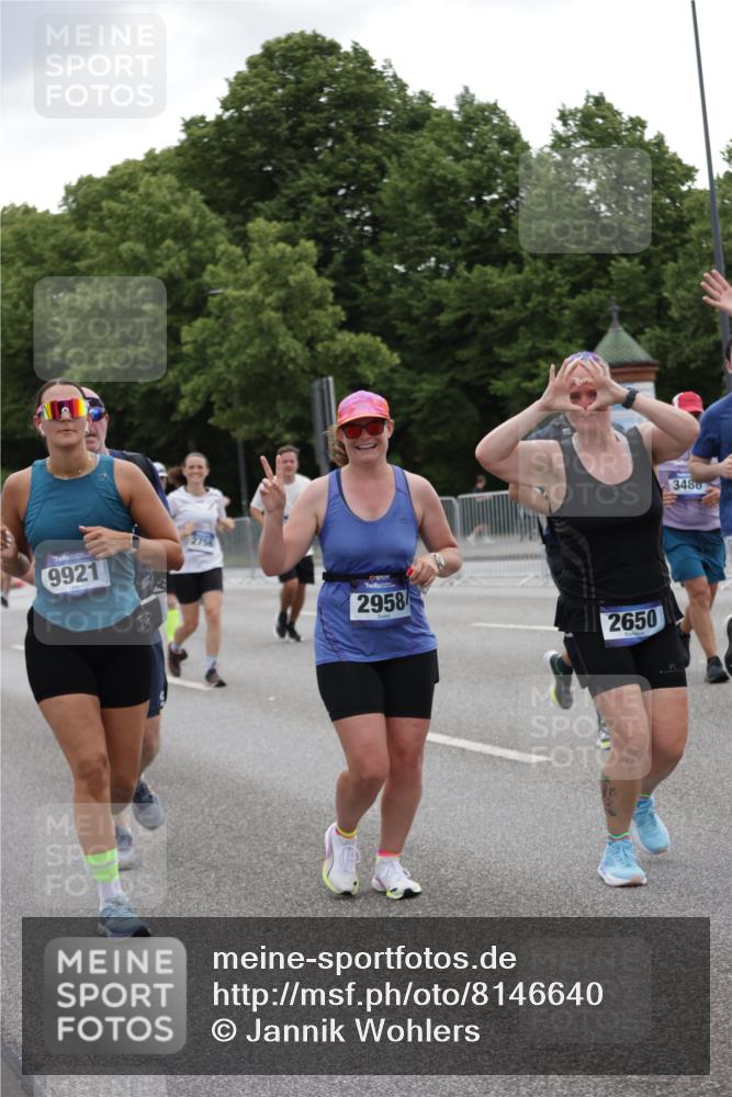 29.06.2025 - hella hamburg halbmarathon Jannik Wohlers http://msf.ph/oto/8146640 29.06.2025 10:47:51 Lombardsbrücke 1157, 1174, 1175, 1645, 1701, 2037, 2195, 2418, 2475, 2650, 2756, 2909, 2958, 3320, 3468, 3504, 3679, 3933, 4327, 4588, 5585, 5781, 5952, 6143, 7393, 7394, 7532, 8521, 8948, 9775, 9921, 10145, 11548, 11742, 11781, 12022, 12104, 12152, 12192, 12439, 12932, 13377, 13529, 13559, 13675, 13861, 14050, 15743, 16141, 16368, 16722, 16965, 17325, 17339, 17957, 18001, 18248, 18262, 18352, 18480, 19101 meine-sportfotos.de