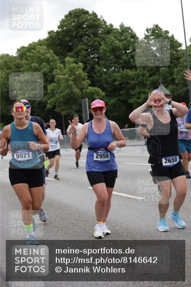 29.06.2025 - hella hamburg halbmarathon Jannik Wohlers http://msf.ph/oto/8146642 29.06.2025 10:47:51 Lombardsbrücke 1157, 1174, 1175, 1645, 1701, 2037, 2195, 2418, 2475, 2650, 2756, 2909, 2958, 3320, 3468, 3504, 3679, 3933, 4327, 4588, 5585, 5781, 5952, 6143, 7393, 7394, 7532, 8521, 8948, 9775, 9921, 10145, 11548, 11742, 11781, 12022, 12104, 12152, 12192, 12439, 12932, 13377, 13529, 13559, 13675, 13861, 14050, 15743, 16141, 16368, 16722, 16965, 17325, 17339, 17957, 18001, 18248, 18262, 18352, 18480, 19101 meine-sportfotos.de